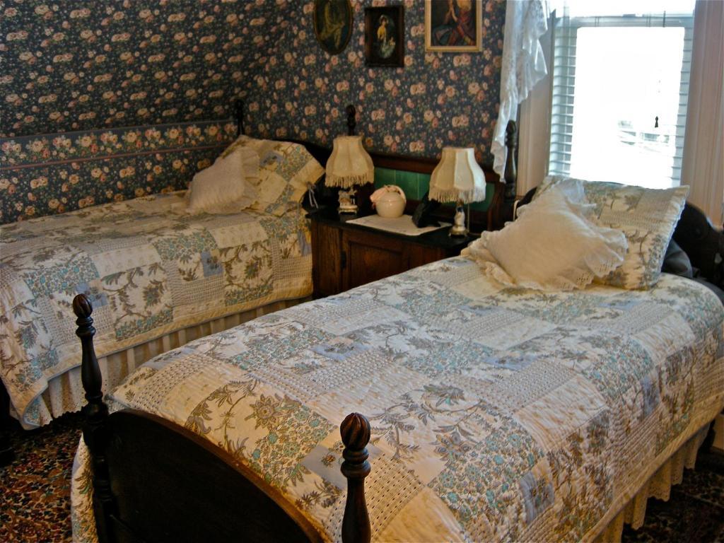 The Old Tower House Bed & Breakfast Северен Бенд Стая снимка