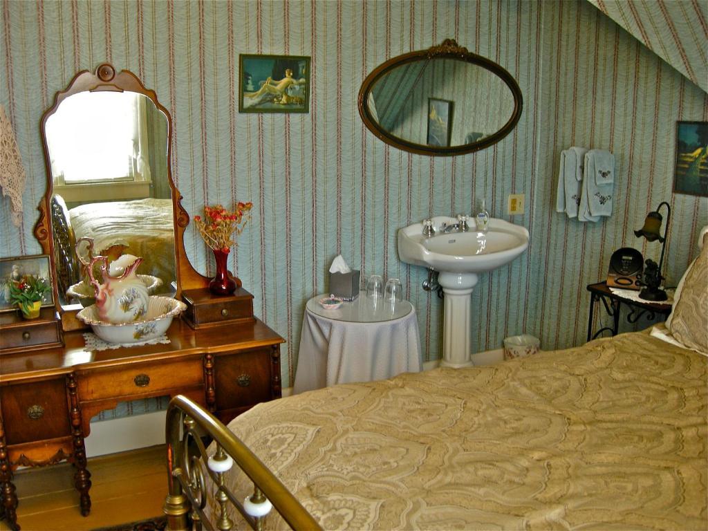 The Old Tower House Bed & Breakfast Северен Бенд Стая снимка