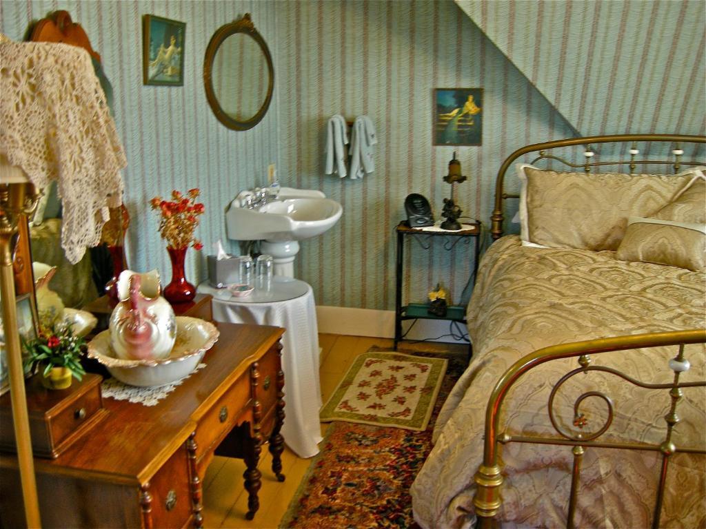 The Old Tower House Bed & Breakfast Северен Бенд Стая снимка