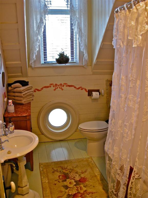 The Old Tower House Bed & Breakfast Северен Бенд Стая снимка
